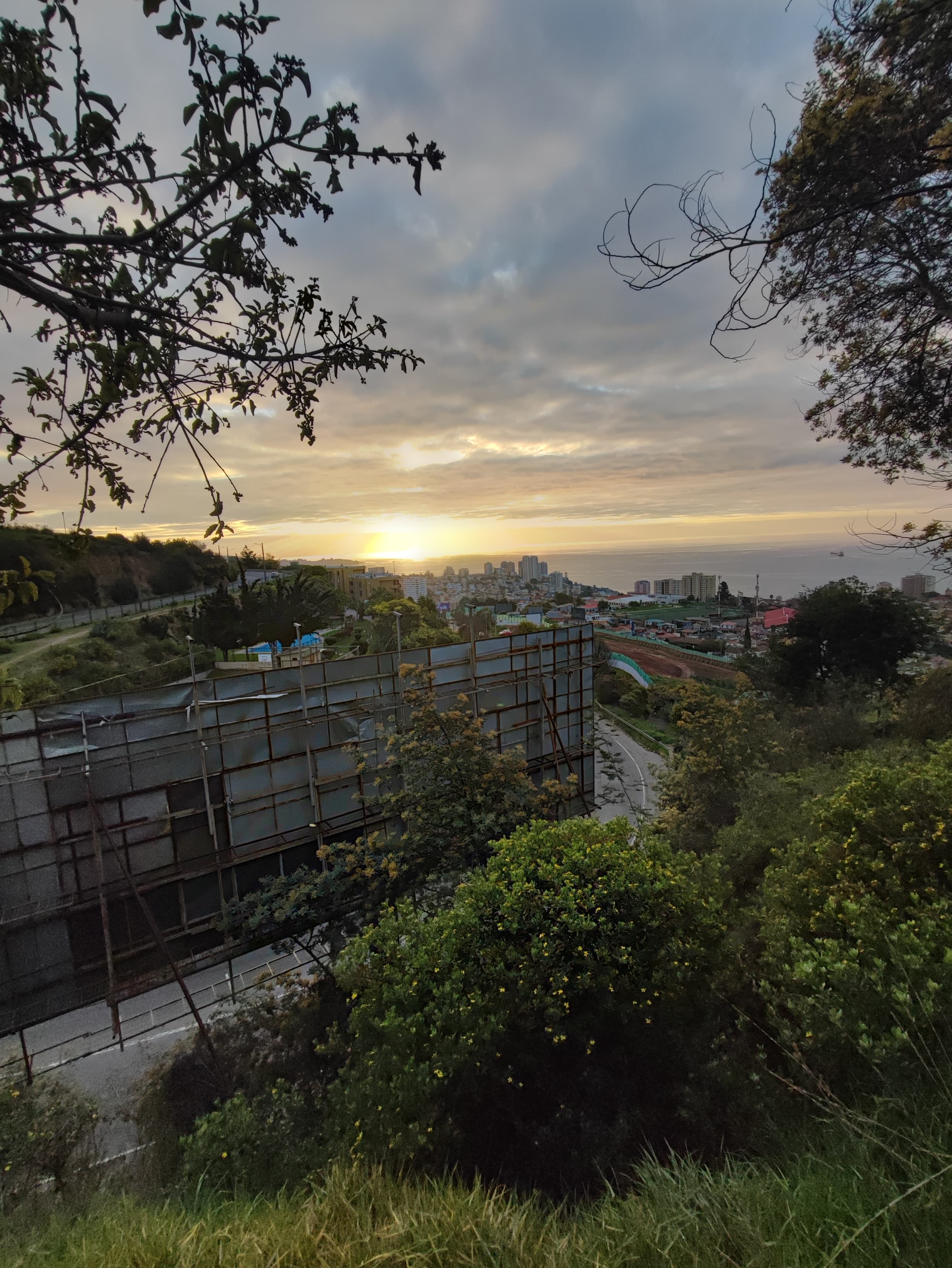 Puesta de sol sobre la bahía y los cerros de Viña del Mar vista desde un mirador