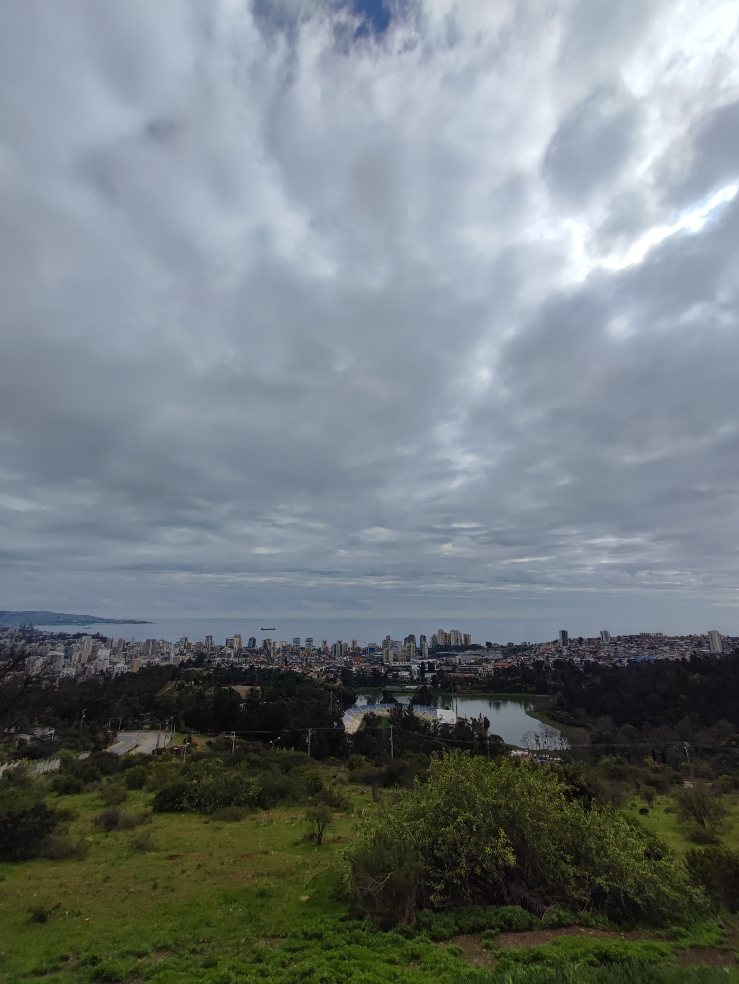 Vista panorámica de la laguna Sausalito con la ciudad de Viña del Mar y el mar de fondo